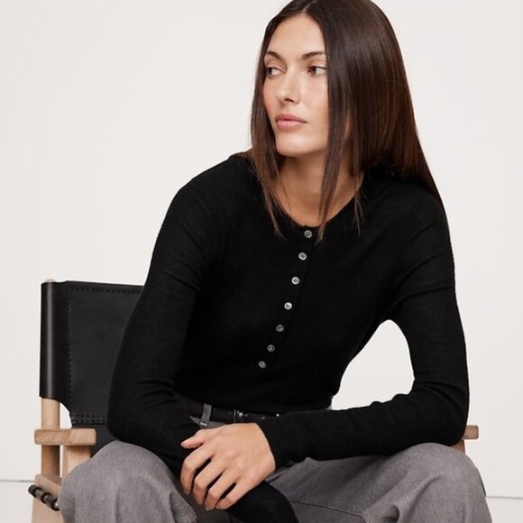 Banana Republic Featherweight Cashmere Henley in Small - Picture 1 of 7